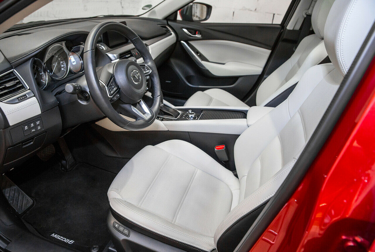 Für weiße Lederbezüge verlangt Mazda 200 Euro Aufpreis, schwarzes Leder ist im Allradler schon serienmäßig - und vermutlich praktischer