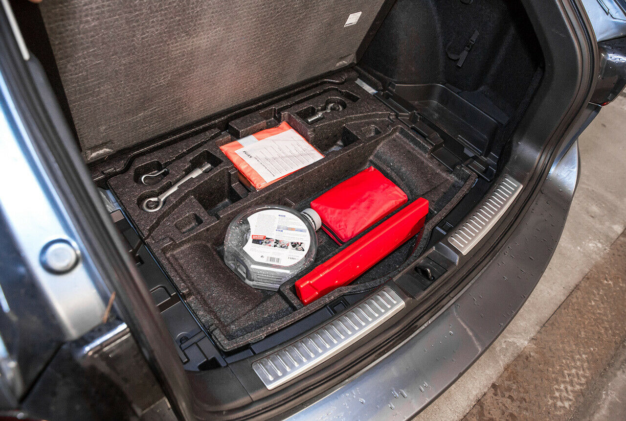 Unter dem doppelten Boden gibt es noch Platz für die wichtigsten Utensilien