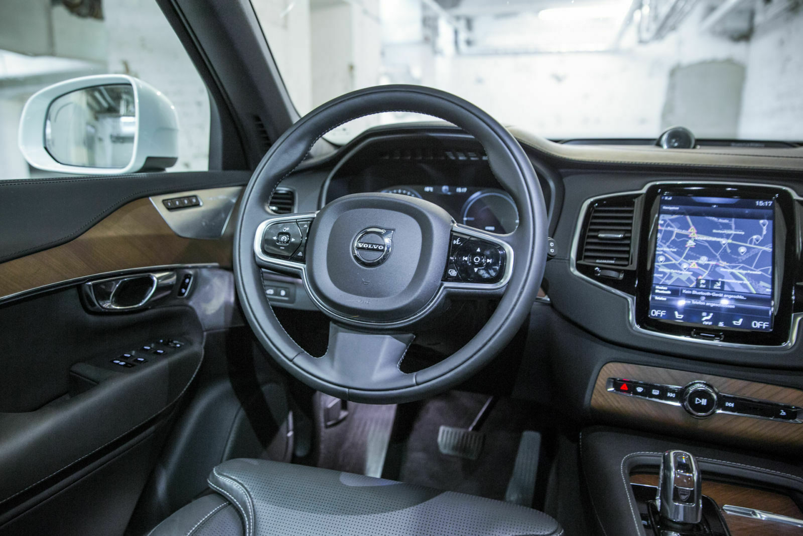 Das digitale Cockpit gibt es serienmäßig im XC90 T8. Das Navigationssystem kostet Aufpreis