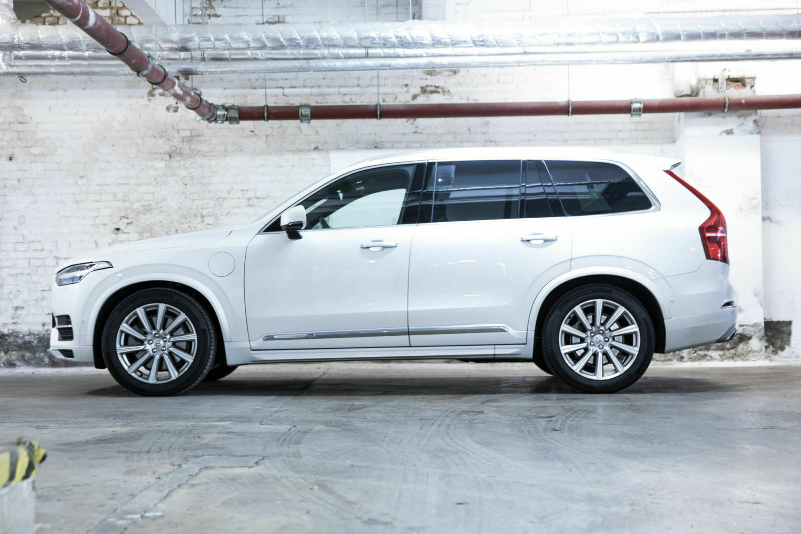 Geladen wird links: Hinter der Klappe versteckt sich der Stromanschluss