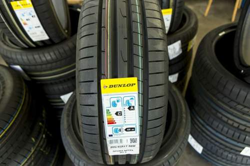 F&uuml;nf S&auml;tze Dunlop Sport Maxx RT 2 wurden aufgezogen