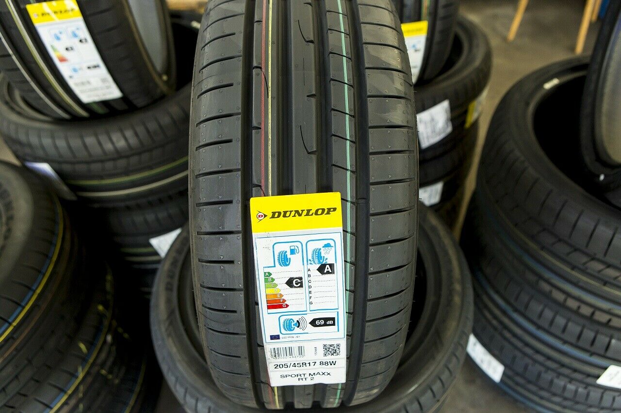 Fünf Sätze Dunlop Sport Maxx RT 2 wurden aufgezogen