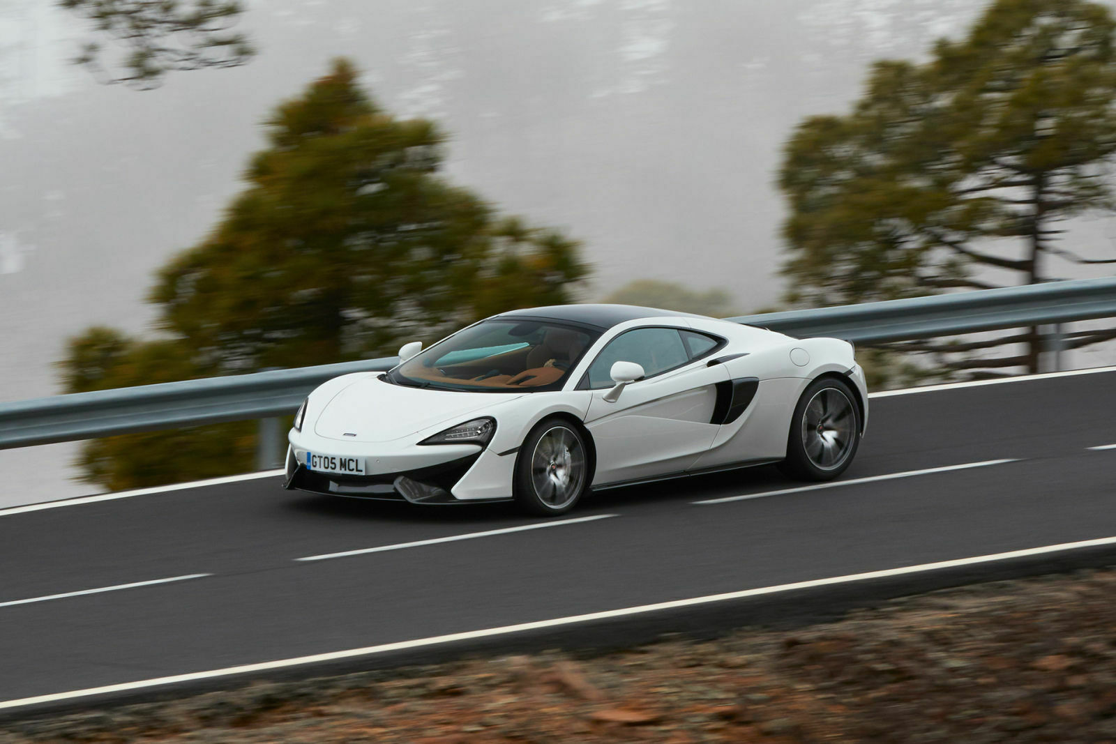 Mitteilsam und direkt: Die Lenkung im McLaren 570GT gehört zu den Highlight des Autos