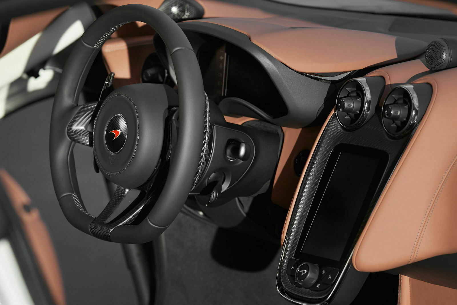 Das Leder im McLaren 570GT ist gut vernäht, das war beim 570S im vergangenen Herbst noch nicht der Fall