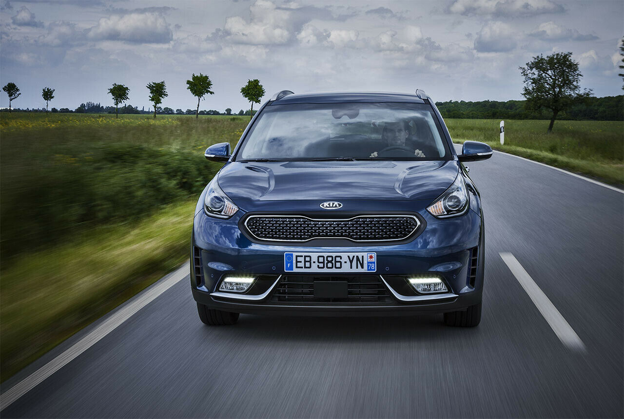 Der Benziner des Niro leistet 105 PS, der E-Motor 44 PS, gemeinsam kommen die beiden Aggregate auf 141 PS Systemleistung