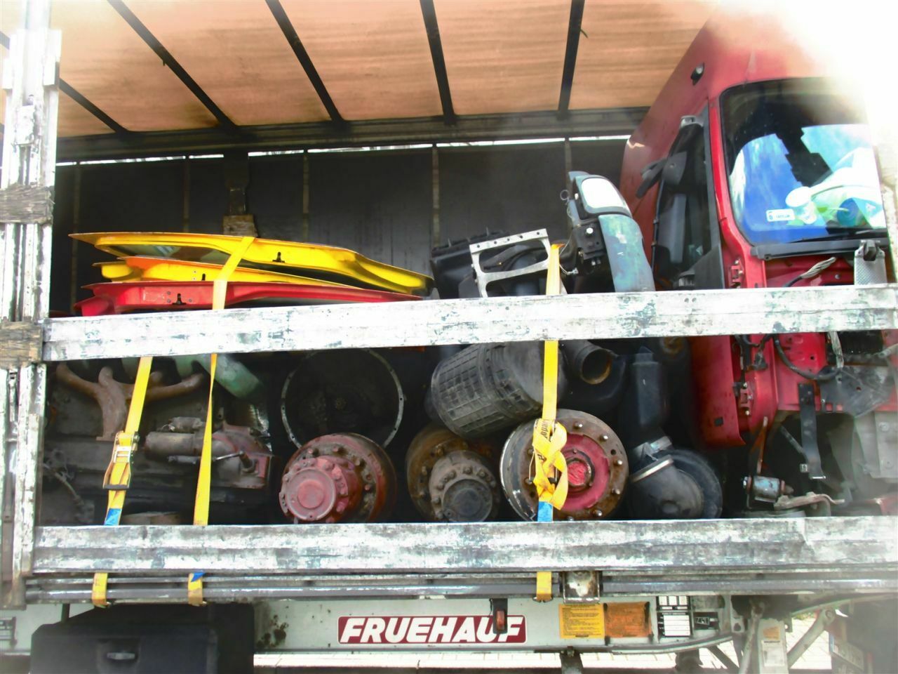 Schwere Teile waren teilweise nur die Plane "gesichert"