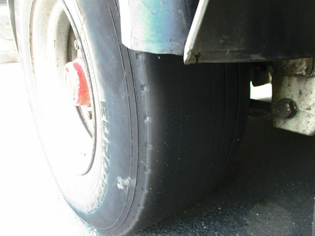 "Abgefahren": Sechs Reifen an dem Transporter hatten auf Straßen nichts mehr zu suchen