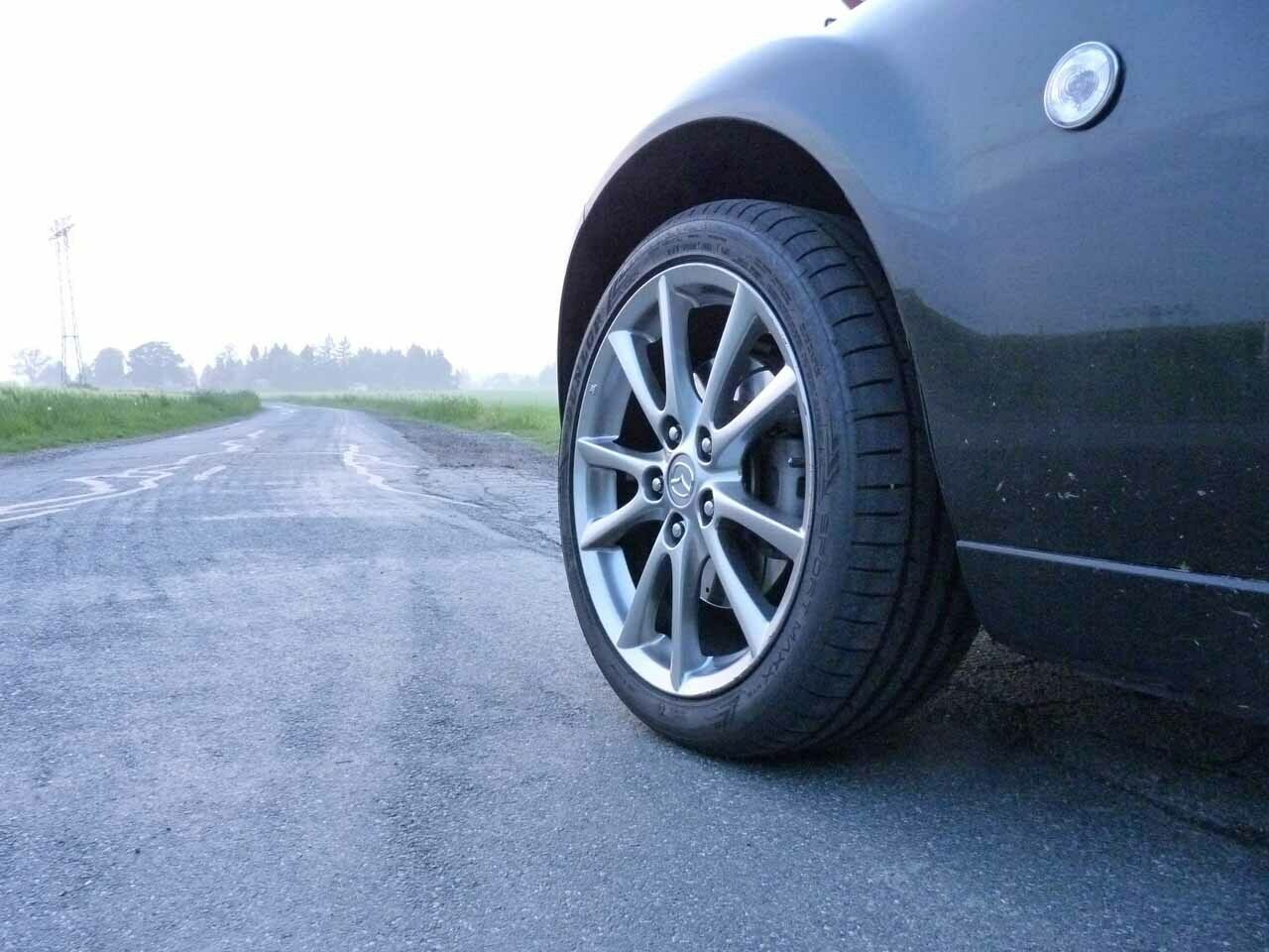 Unebene Stra&szlig;e, diesig, kein Verkehr - ideale Bedingungen