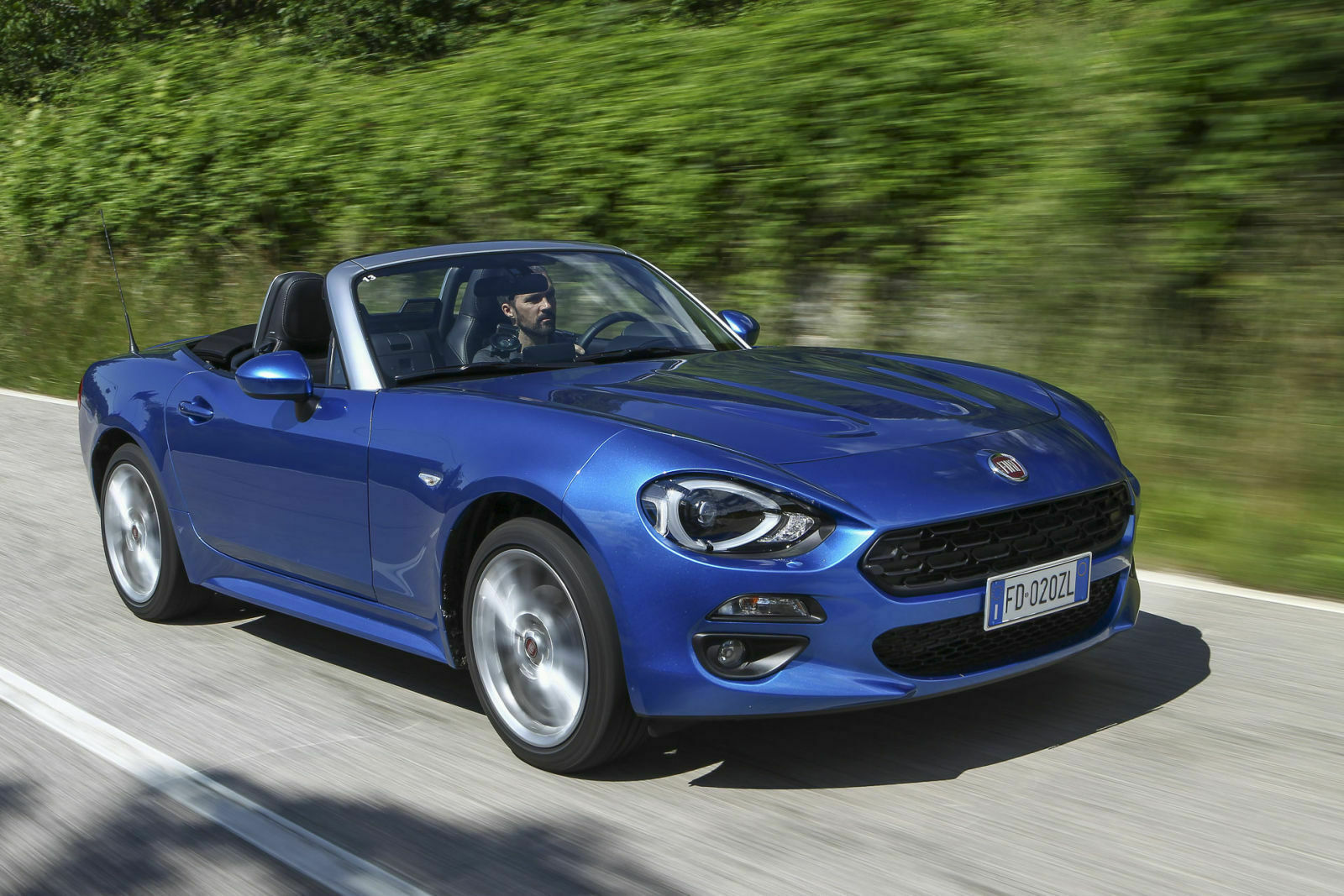 Fiat 124 Spider: 140 PS, das ist nicht viel für ein sportlich zu fahrendes Auto. Deshalb bietet Abarth 30 PS mehr an. Gerüchte besagen, dass das noch lange nicht alles ist