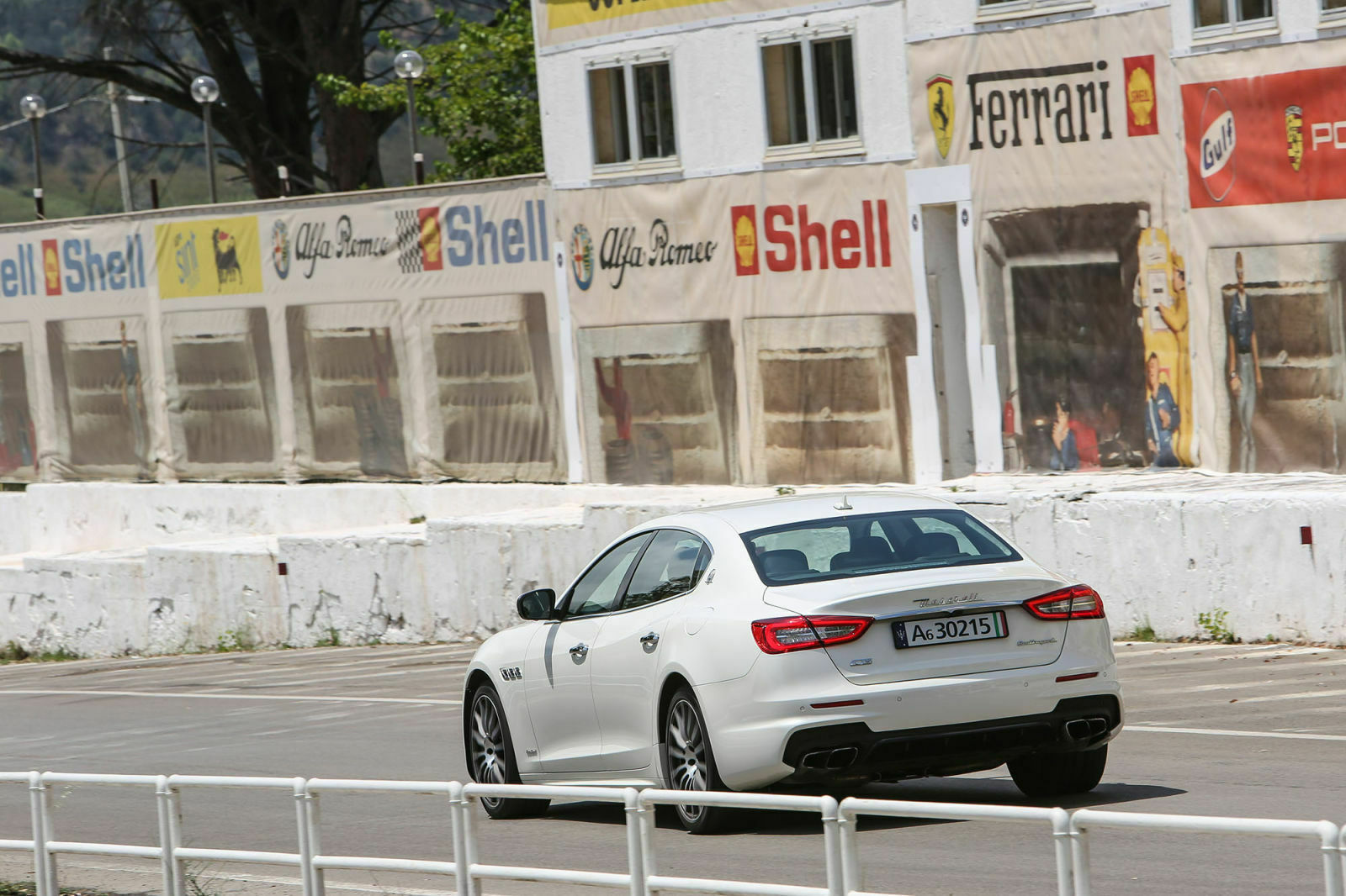 Viel Patina steckt in der Kulisse, und viel Geschichte im Dreizack. Sportlimousinen wie der Quattroporte sind fürs Maserati-Image unerlässlich - Levante hin oder her
