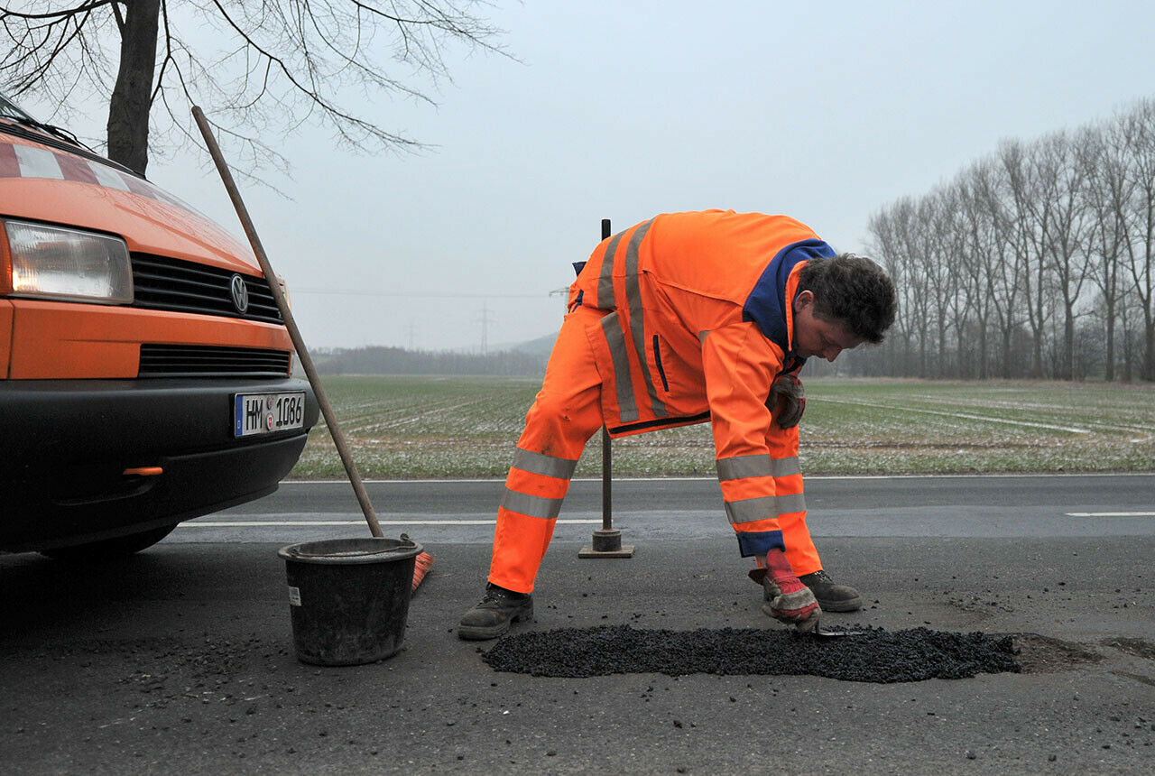 Bessert die Beh&ouml;rde ein Loch im Parkstreifen nur mit organischem Material aus, und nicht wie hier mit Asphalt, muss sie regelm&auml;&szlig;uig kontrollieren, ob das Material sich absenkt