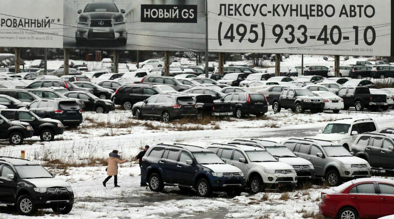 Autohandel in Moskau (Archivbild, 2014): F&uuml;r die meisten Russen sind Autos nach Jahren der Krise unerschwinglich