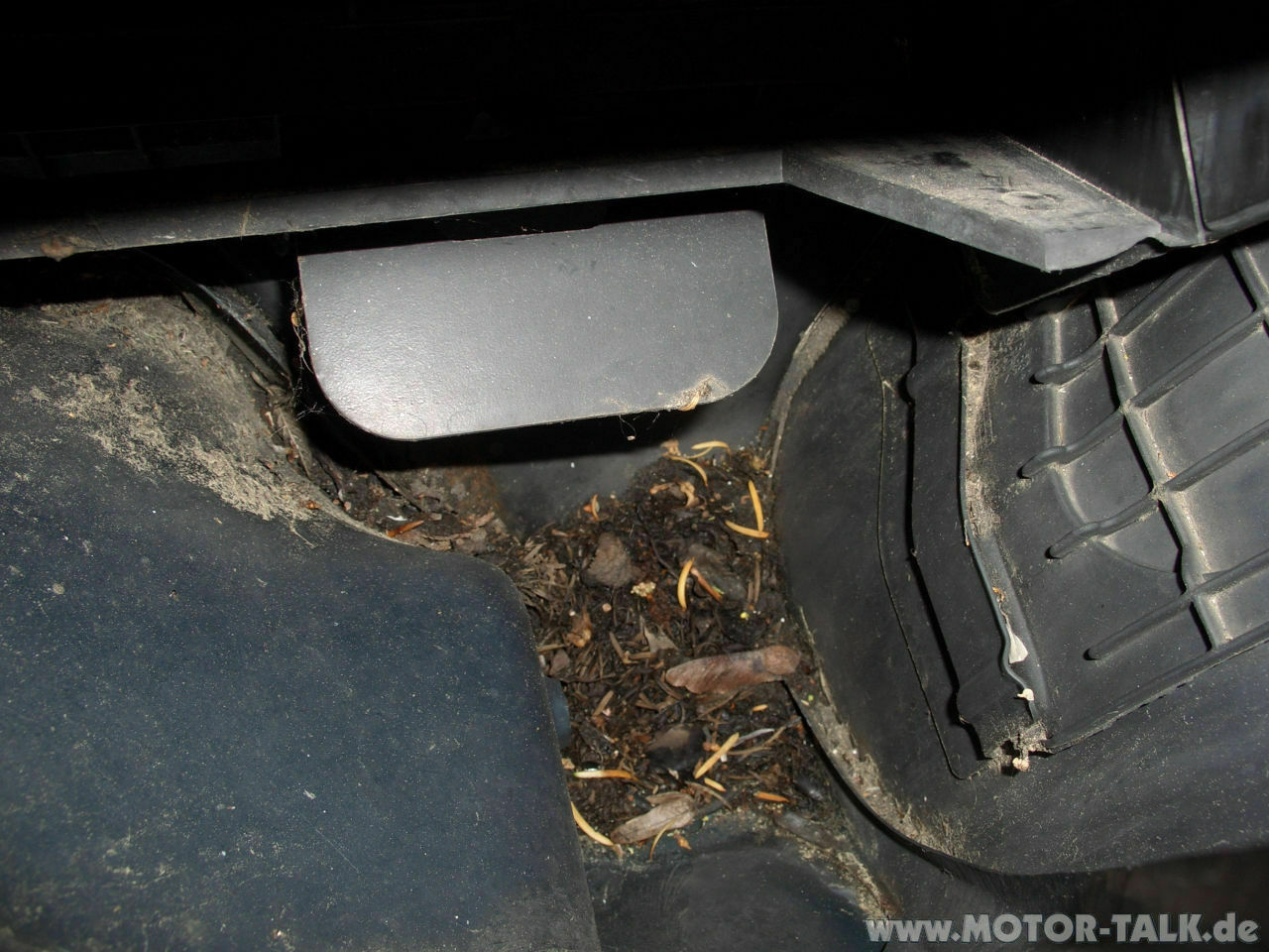 Omega B - Wasser im Fußbereich Beifahrerseite