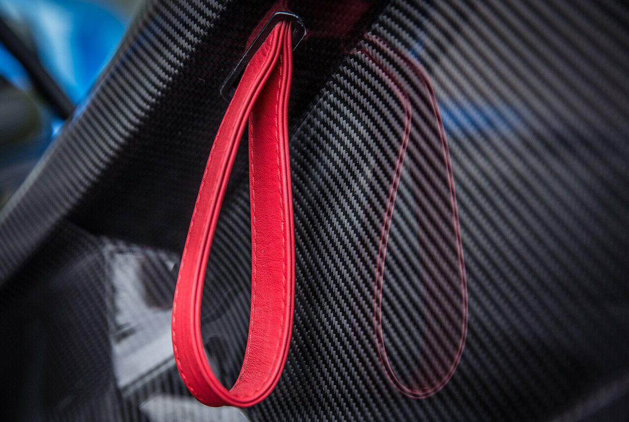 Eine Lederschlaufe, um die Türen wieder runterzuziehen. Klappt nicht beim ersten Mal