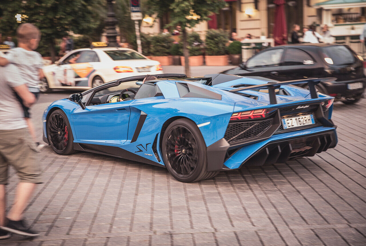 In Berlin glotzt fast jeder dem Lambo hinterher