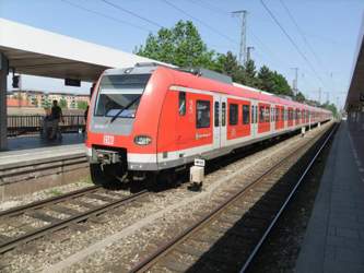 Muenchen-bahnhof-muenchen-laim-auf-bahnsteig-zu-gleis-2-richtung-muenchen-hauptbahnhof-s-bahn-muenchen-423-614-7-26-5-2012