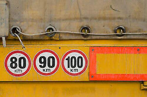 Auto-mit-anhaenger-300x200