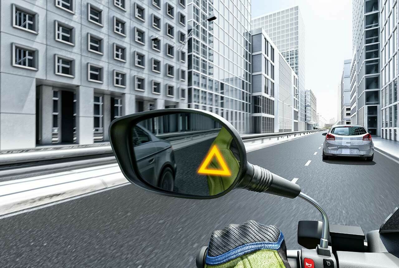 Immer mehr aus dem Auto bekannte Sicherheitssysteme wie der Totwinkel-Assistent halten auch beim Zweirad Einzug