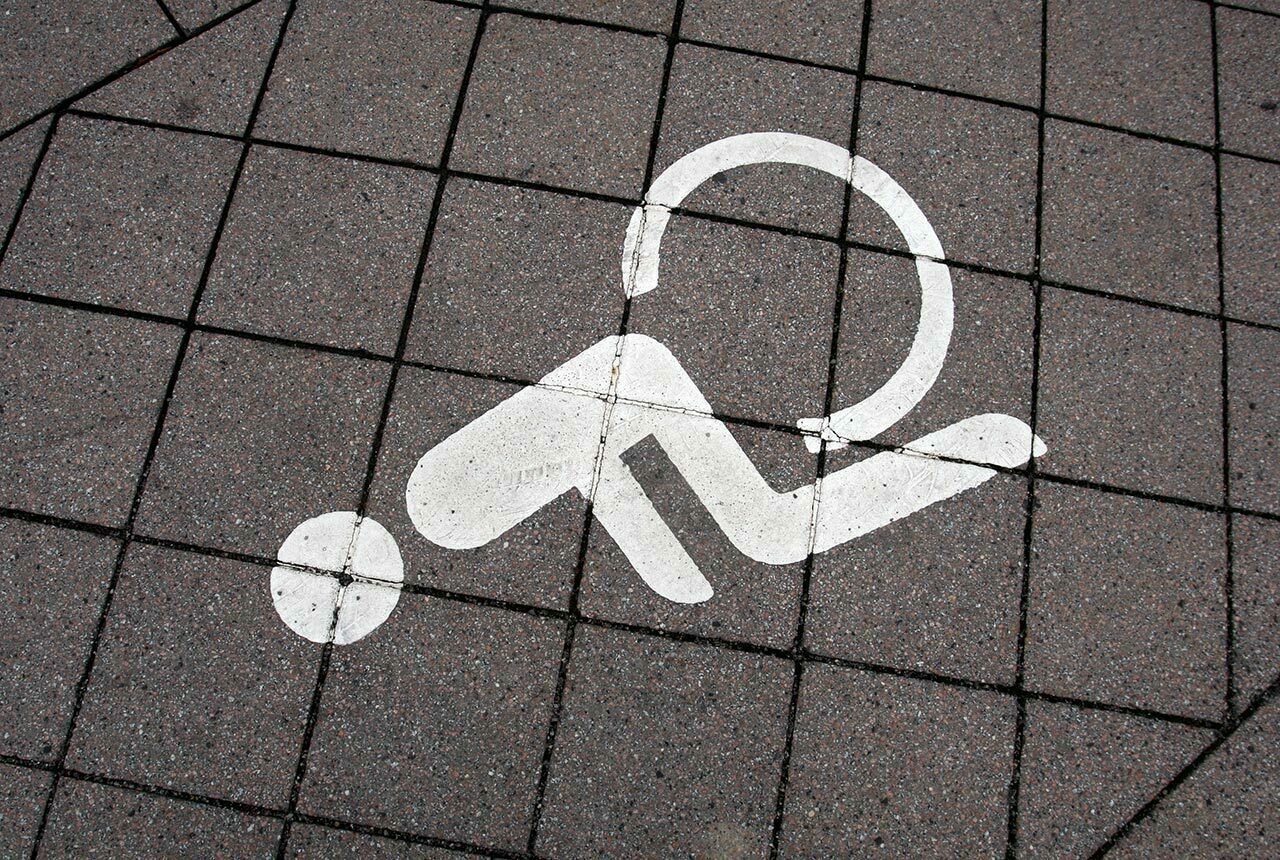 Im Ort Gengenbach wurden alle Parkpl&auml;tze f&uuml;r Behinderte mit Zusatzschildern ausgestattet, um Falschparker abzuhalten