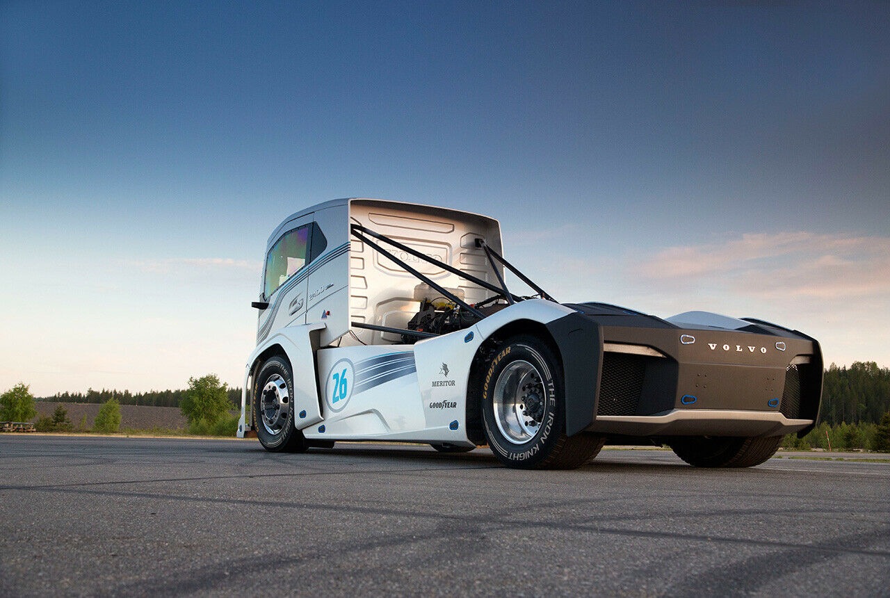 Der 12,8 Liter große D13-Diesel sitz im Iron Knight mittig hinter dem Fahrerhaus