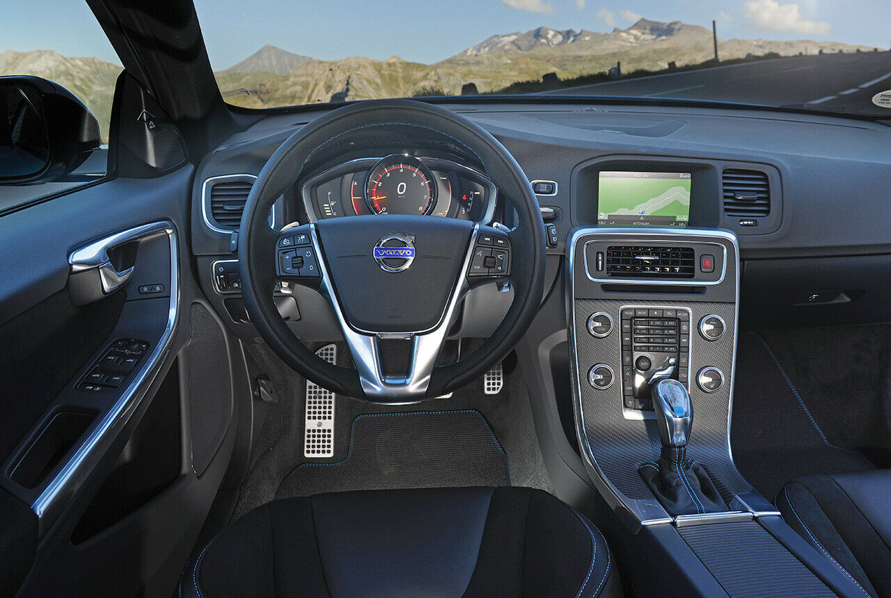 Volvo V60 Polestar: Cockpit. Einstellungen für Lenkung und Fahrmodi sollten in einem Sportmodell leicht von der Hand gehen - Volvo knüpft sie an eher komplizierte Prozeduren