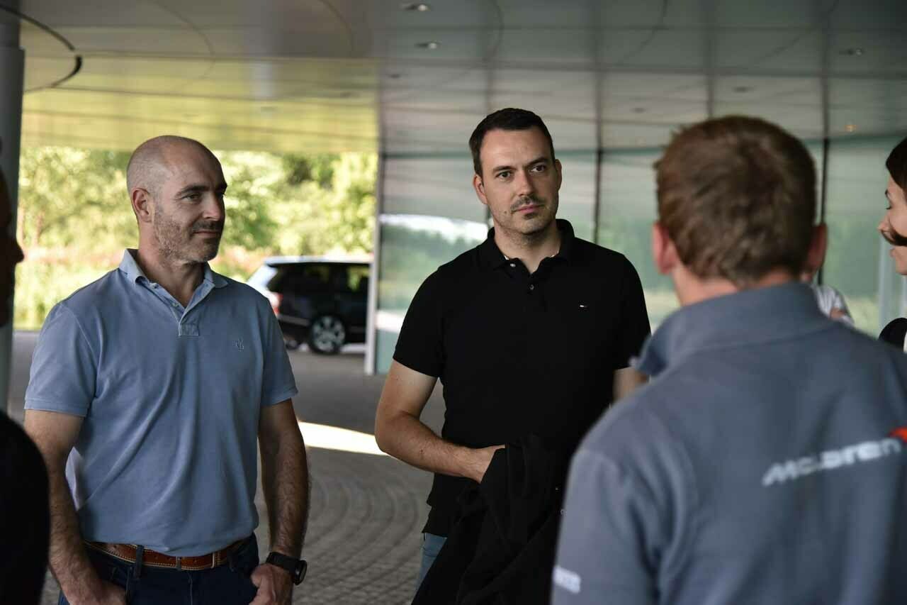 Die MOTOR-TALKer nach der Ankunft im McLaten Technology Cerntre Woking