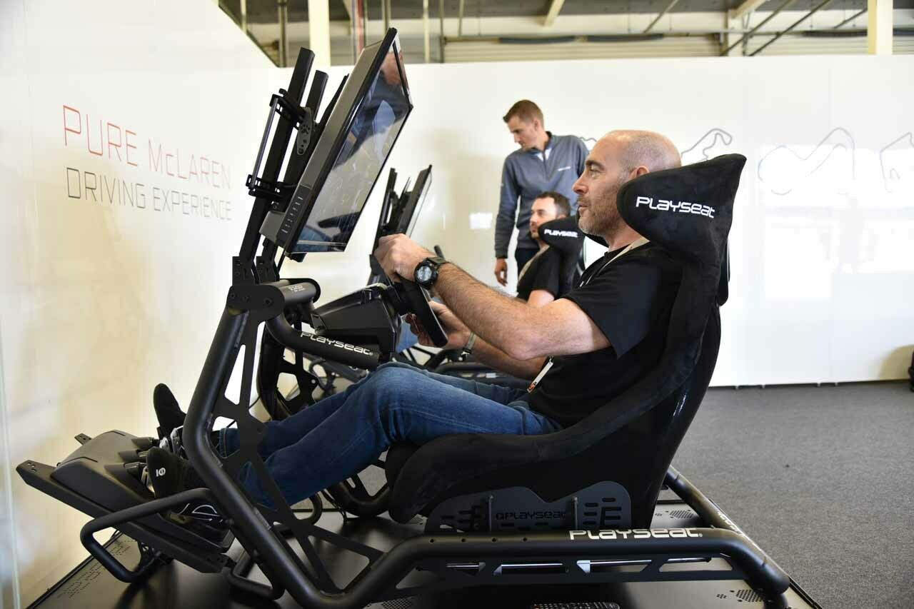 Shrekmaschine (v.) und 3lit3 &uuml;ben den Kurs am Simulator