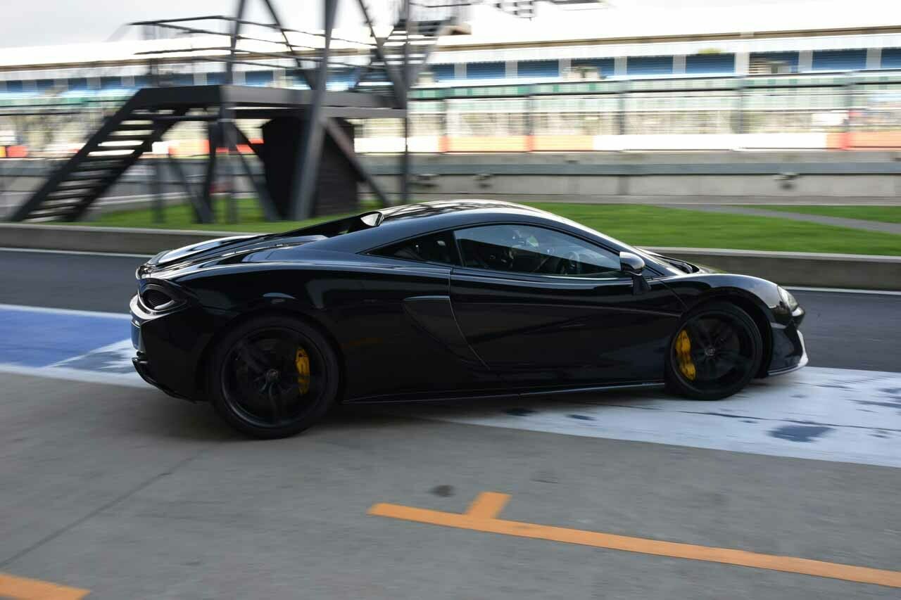 Aus der Boxengasse auf den Silverstone Circuit
