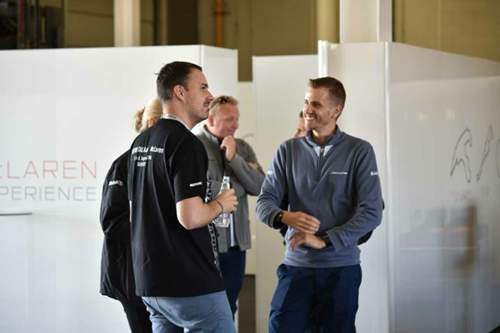 Die MOTOR-TALKer im Gespr&auml;ch mit einem McLaren-Mitarbeiter