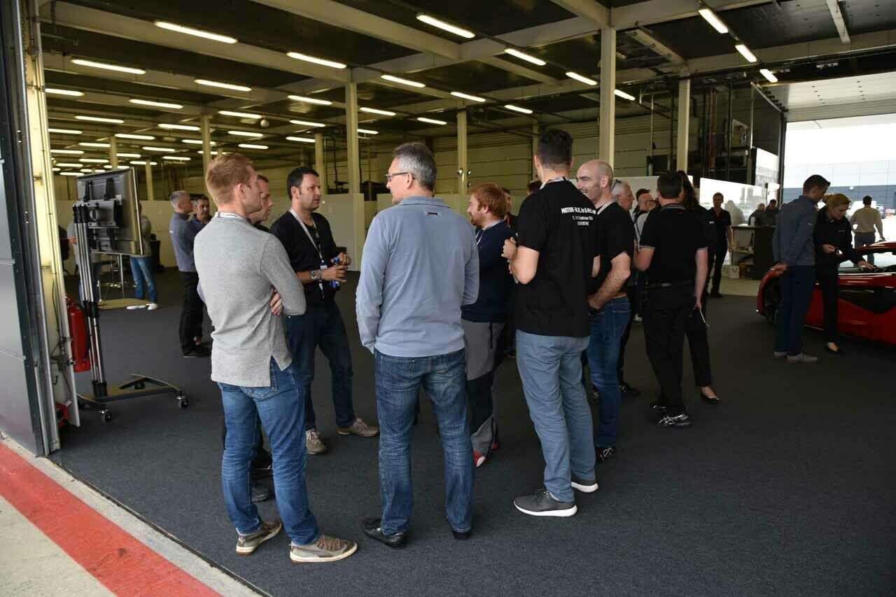 Im Gespr&auml;ch mit anderen Teilnehmern der Pure McLaren Driving Experience