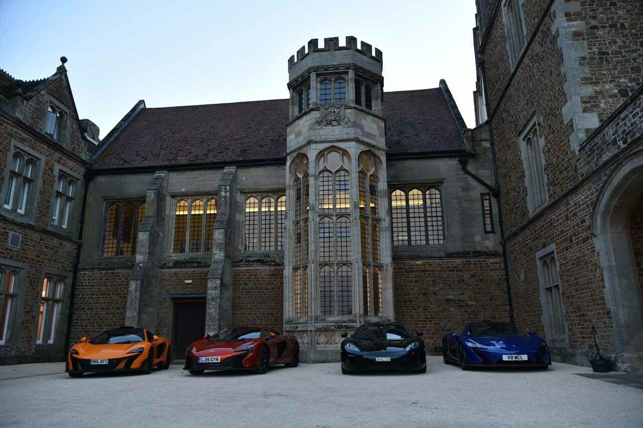 Landhotel mit McLaren als Dekoration