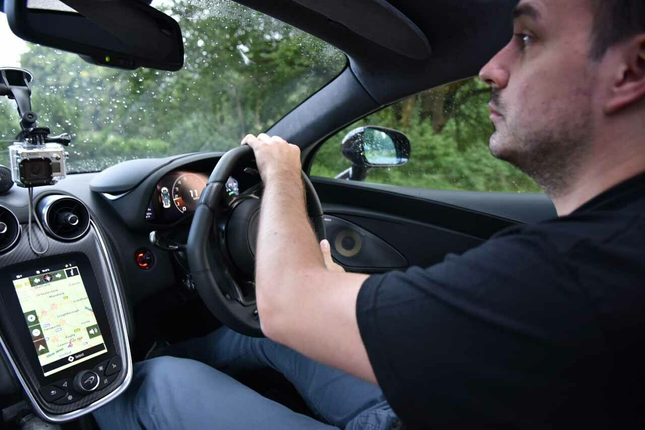 Aus dem Stand auf 100 km/h in 3,4 Sekunden, die Spitze liegt bei 328 km/h. Die Landstra&szlig;en lie&szlig;en aber kein Ausfahren zu
