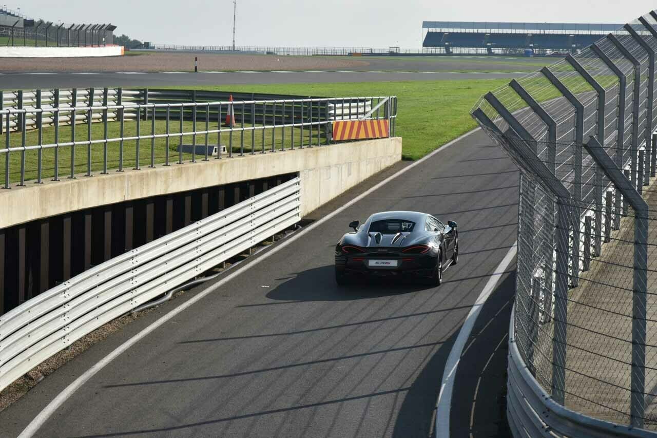 Shrekmachine f&auml;hrt auf den Silverstone Circuit auf