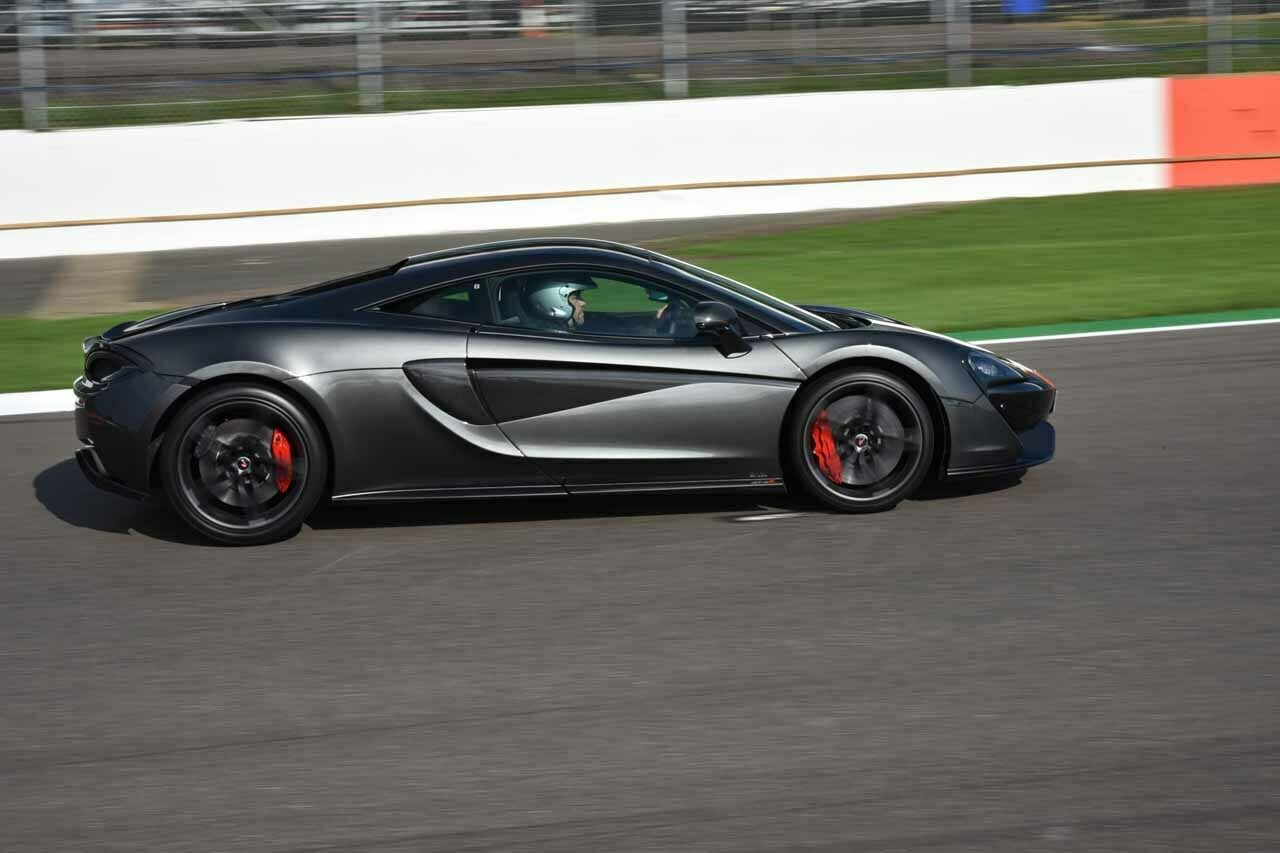 Shrekmachine auf dem Beifahrersitz bei den Hotlaps mit dem Profi-Rennfahrer