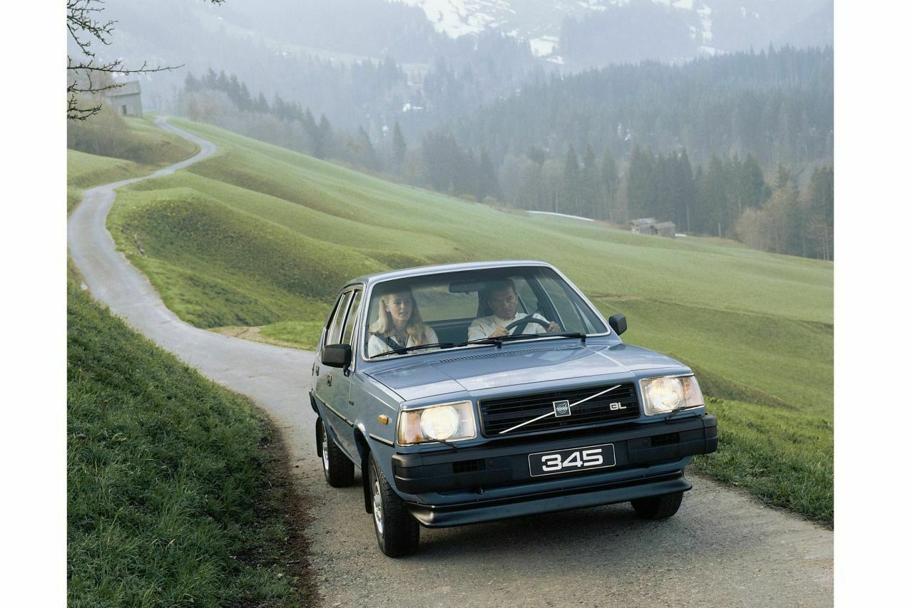 Ab Herbst bietet Volvo 343/345 DLS und GLS mit neuer Frontoptik und optionalem B19A-2,0-Liter-Vierzylindermotor, der allerdings nicht mit der Variomatic kombinierbar ist