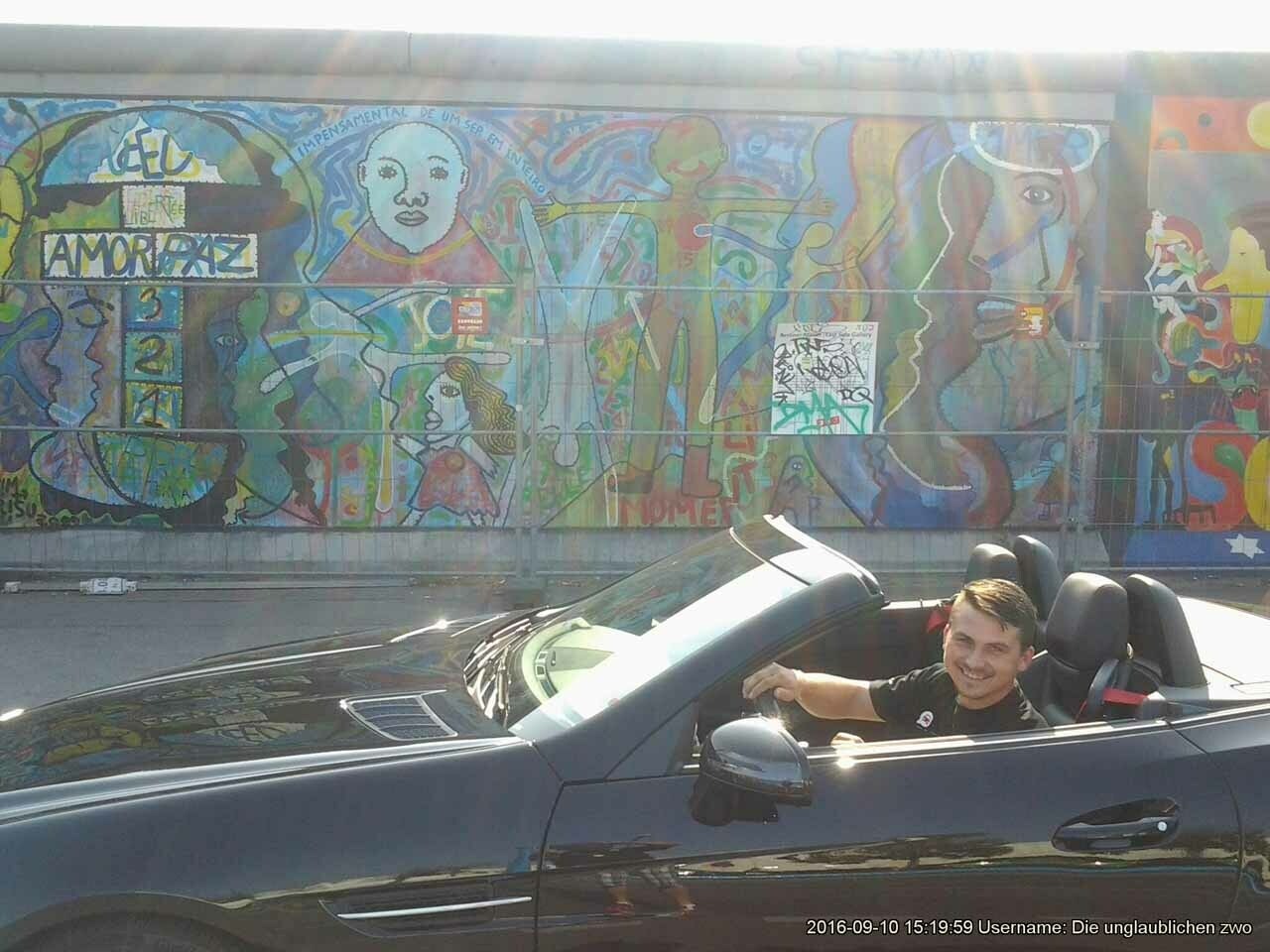 Foto des SLC mit dem Lieblingsmotiv der East Side Gallery im Hintergrund