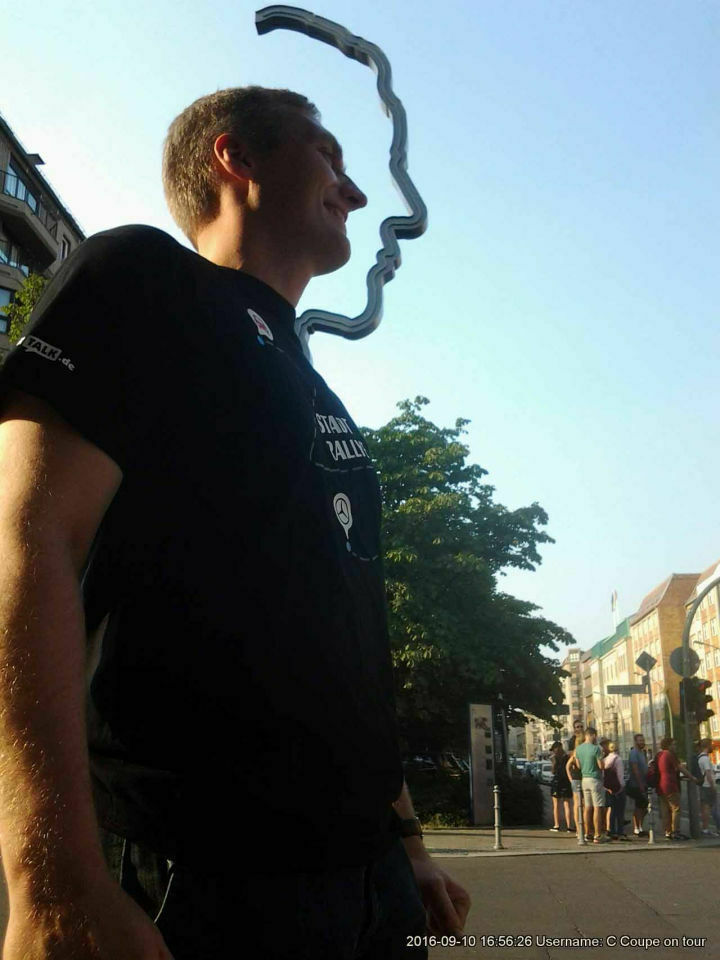 G&uuml;nterW. bei seiner Lieblingsaufgabe der Stadt-Rallye