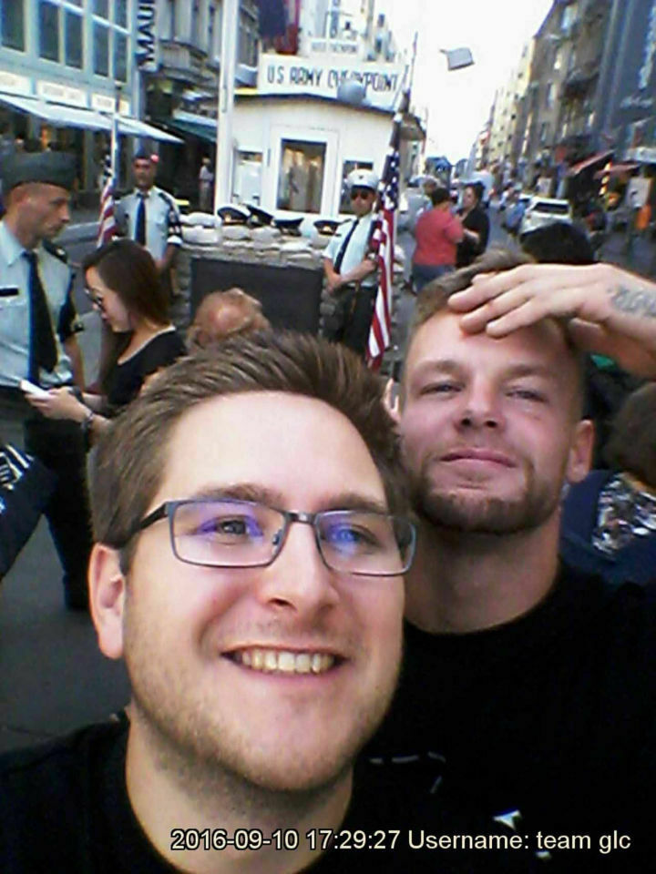 Team GLC vor dem Checkpoint Charlie