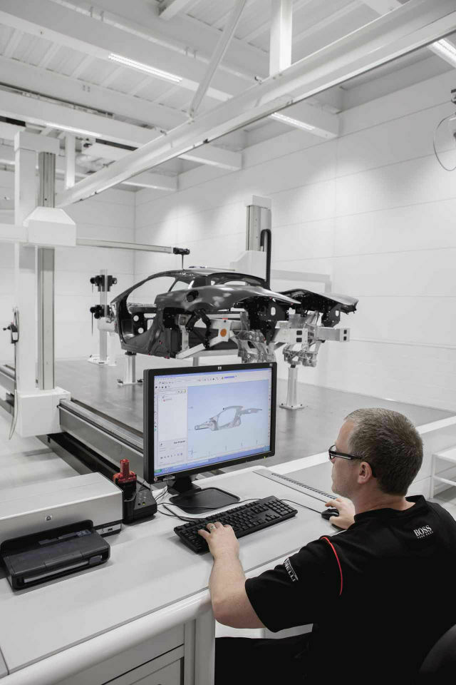 Pr&auml;zisionsarbeit in Woking