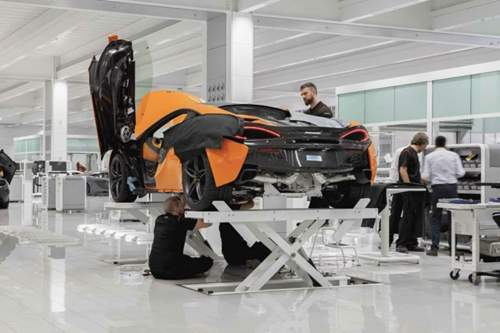 Die Fertigungshalle blitzt und blinkt, &ouml;lverschmierte B&ouml;den findet man in Woking nicht