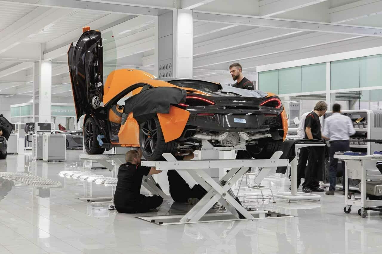 Die Fertigungshalle blitzt und blinkt, &ouml;lverschmierte B&ouml;den findet man in Woking nicht