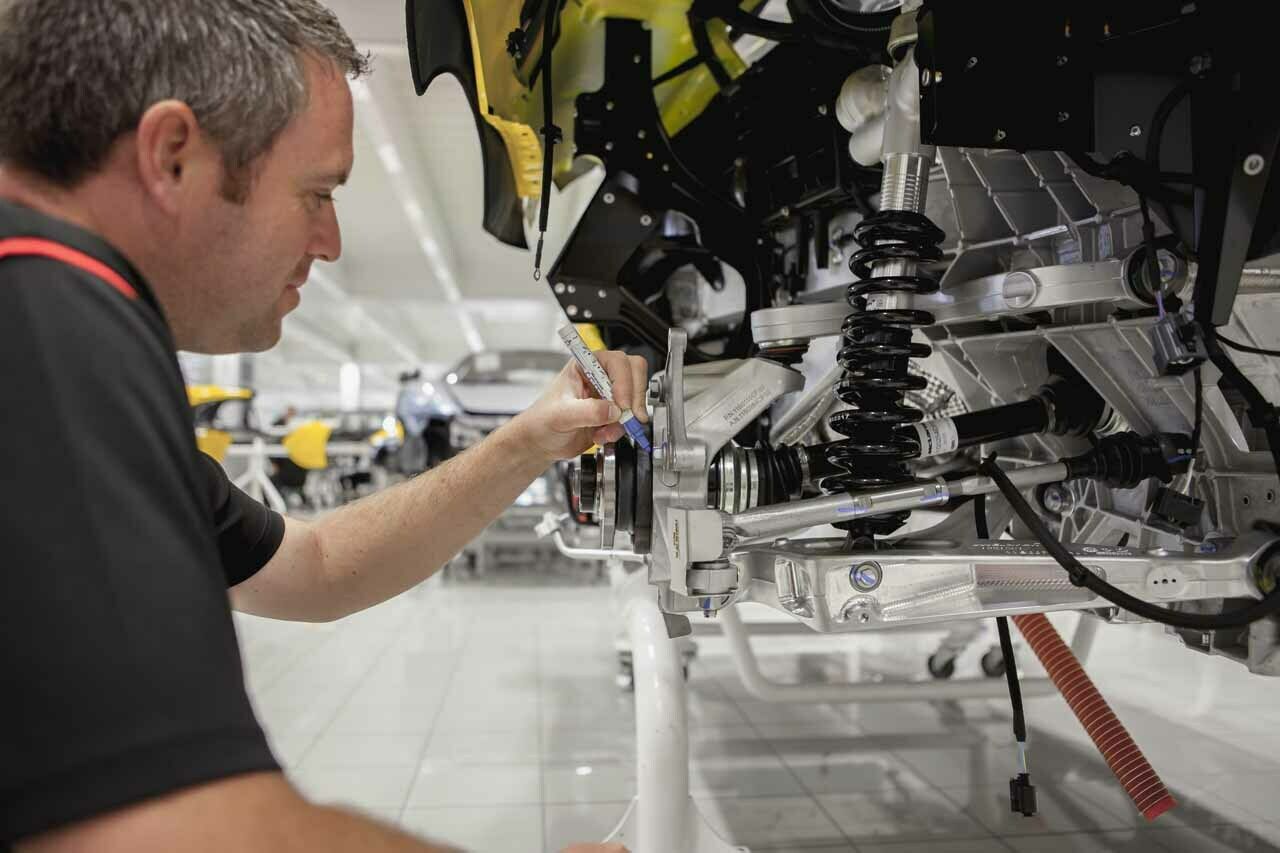 Ein McLaren wird in Handarbeit zusammengeschraubt