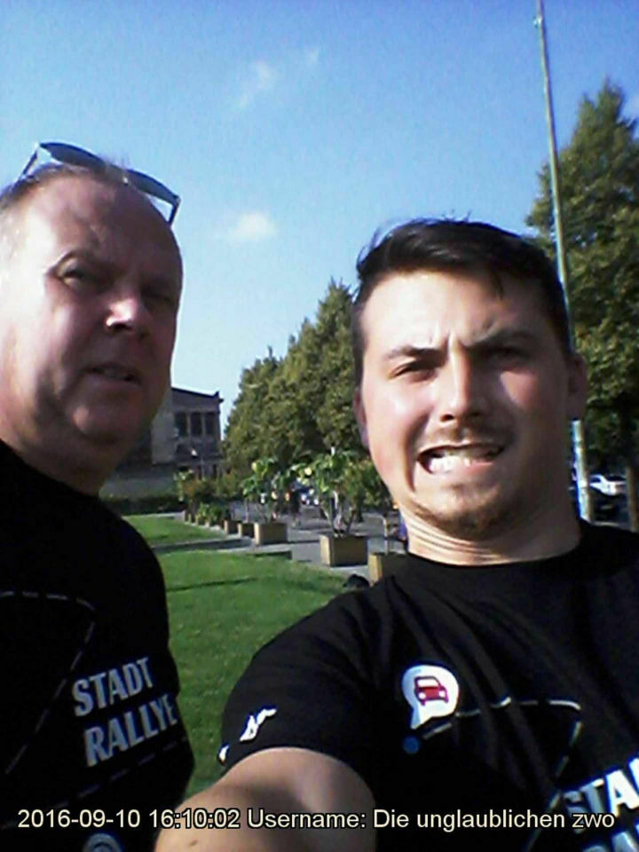 Die Unglaublichen Zwo: Im Hintergrund das Alte Museum