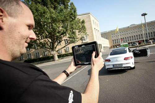 bex-ice fotografiert das C-Coup&eacute; mit dem Tablet