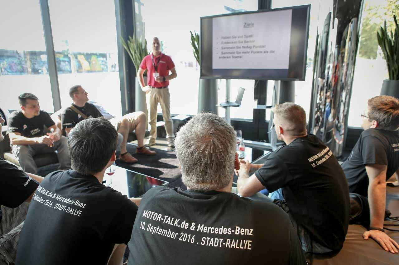 So funktioniert die Rallye: Die MOTOR-TALKer bekommen eine Einf&uuml;hrung ins Tablet und die Aufgaben
