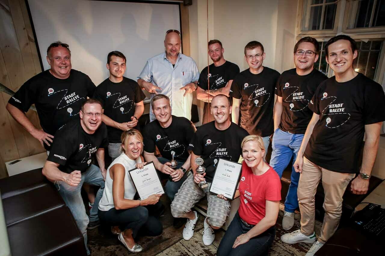 Gruppenbild mit allen Teilnehmern der Stadt-Rallye