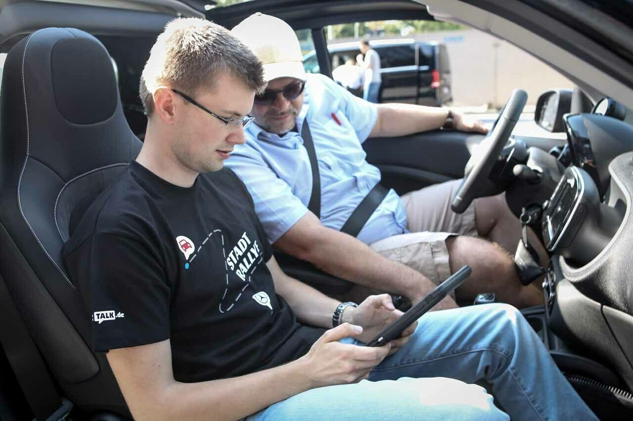 Das Team Smart schaut sich die n&auml;chste Aufgabe an