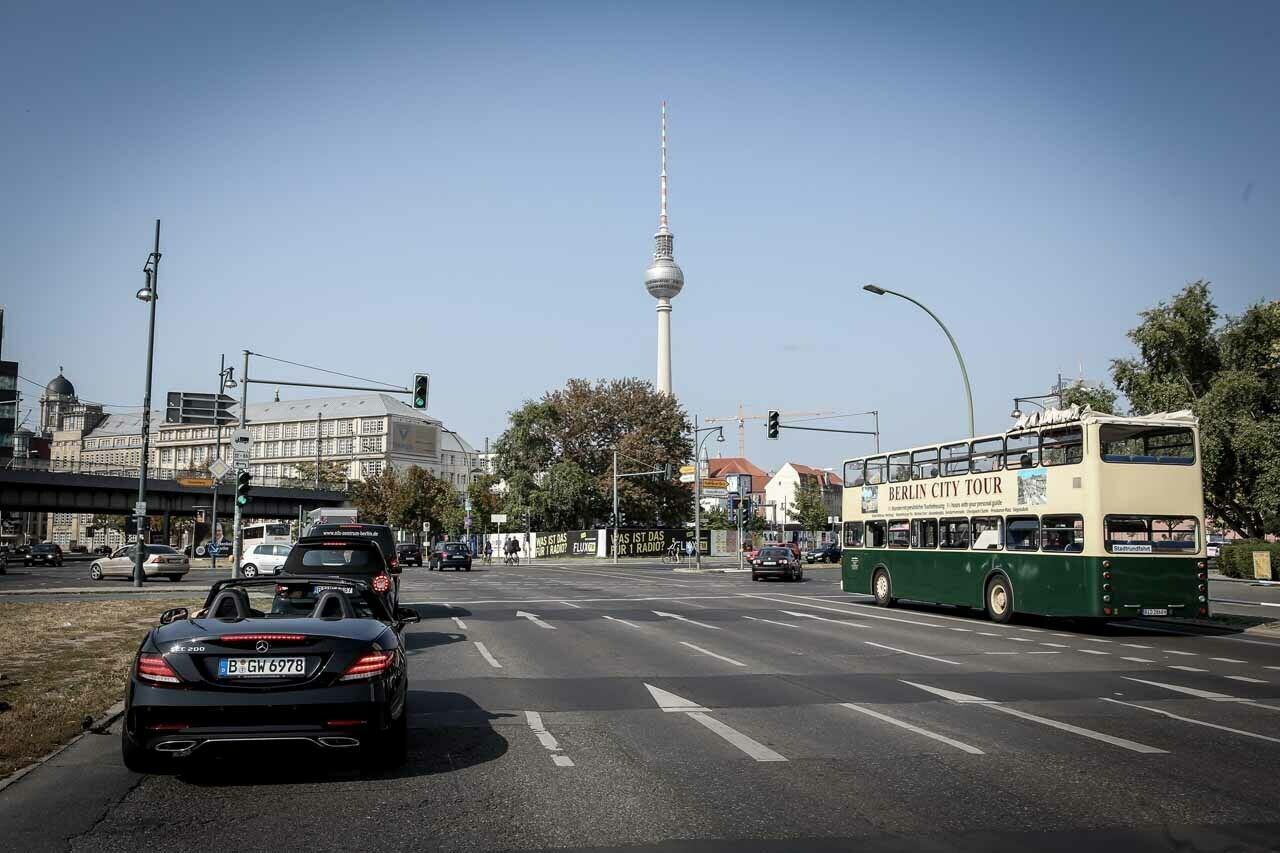 Den Berliner Fernsehturm als Orientierungshilfe im Blick