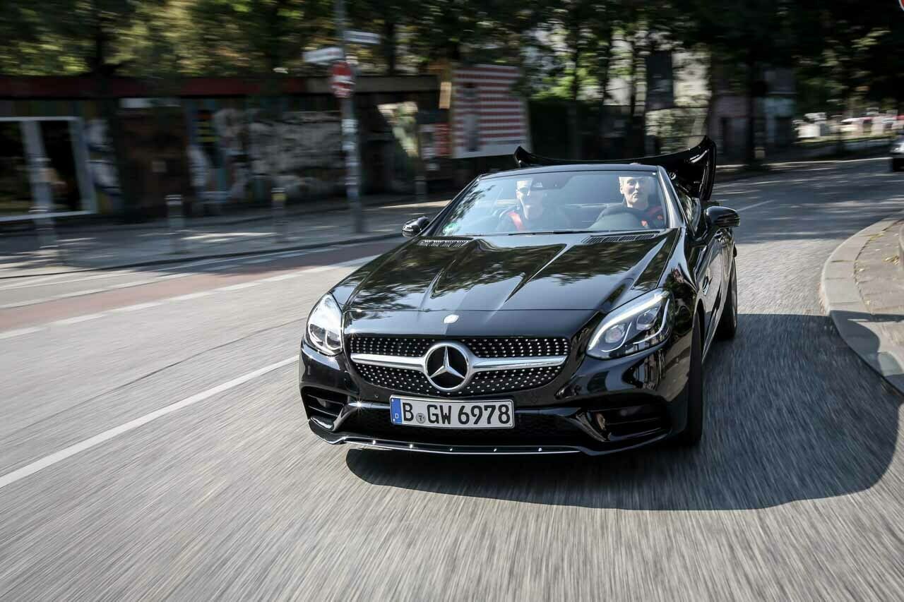 Das Fach f&uuml;r das Klappdach des SLC f&auml;hrt sich allein aus. Ist der Kofferraum voll, verhindert der Bordcomputer das &Ouml;ffnen des Daches