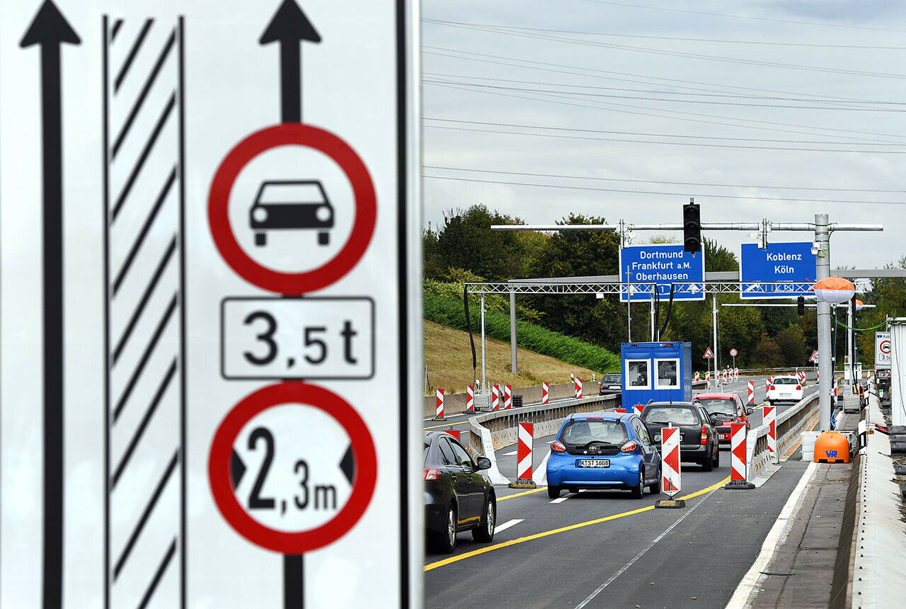 Lkw-Sperranlage an der Leverkusener A1-Rheinbr&uuml;cke: Das Bild zeigt die bereits teilweise aufgebaute Schrankenanlage